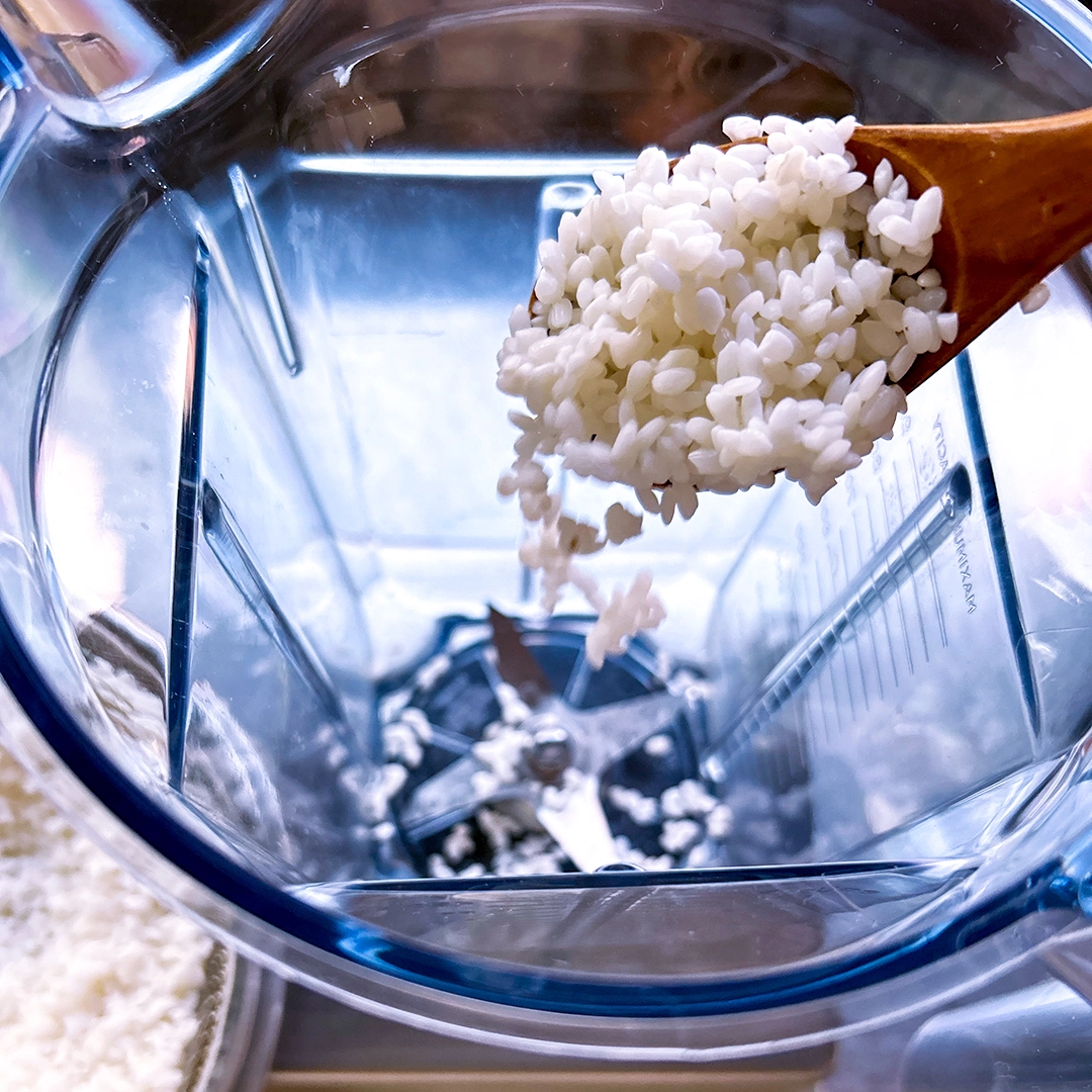 ミキサーに生米を入れているところ